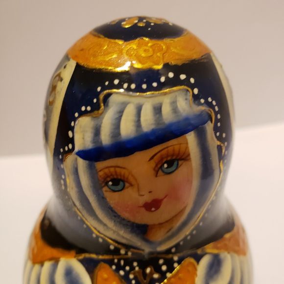 NESTING MATRYOSHKA RUSSIAN HAND PAINTED DOLLS SIGNED  STACKING 5 PIECE WOODEN 5" - Picture 2 of 12
